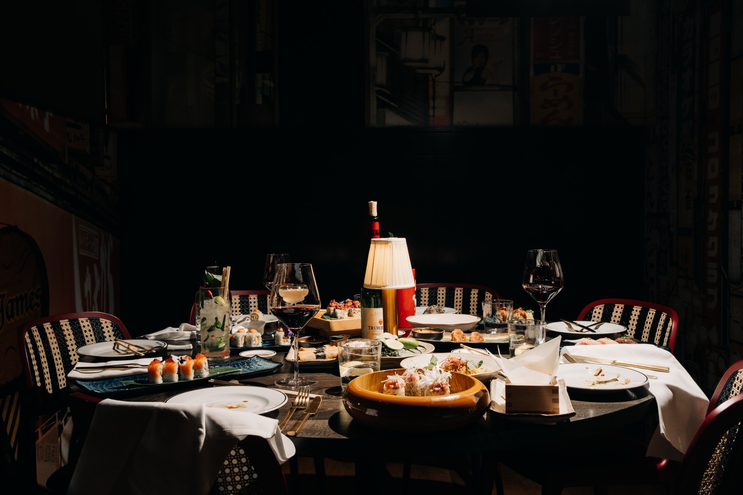 Dinerset met sushi, wijn en kaarslicht