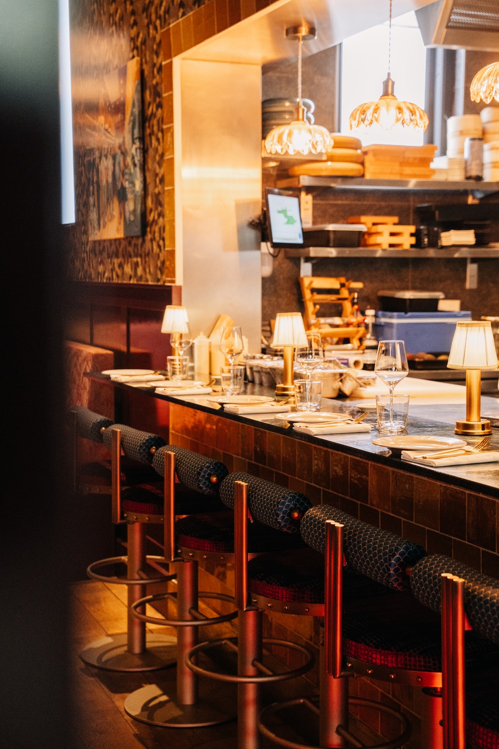 Barkrukken aan de chef's table met zicht op de open keuken